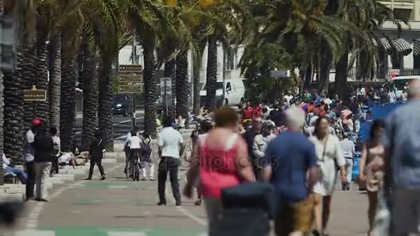 Pedoni lentamente passeggiando per la strada, molti turisti e locali nella città resort — Video Stock