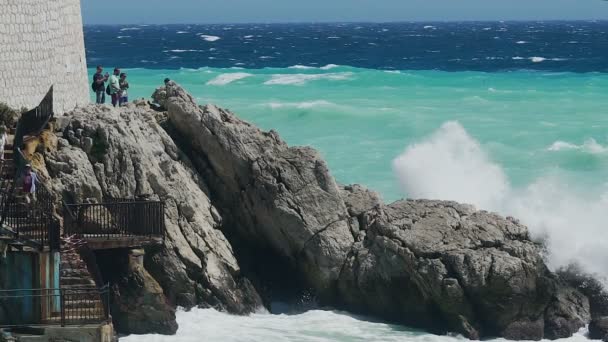 Enorma vågor av rastlös sjudande havet bryta på klipporna runt fyren, Nice — Stockvideo