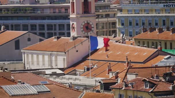 Bandeira da França tremulando na construção do Palais de Justice, a casa principal do tribunal de Nice — Vídeo de Stock