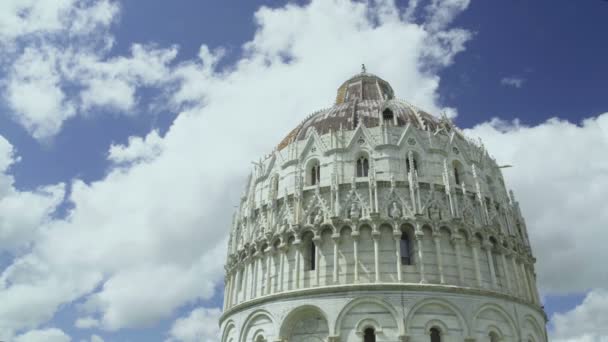 Increíble vista del Baptisterio de San Juan de Pisa, arquitectura antigua en Italia — Vídeo de stock