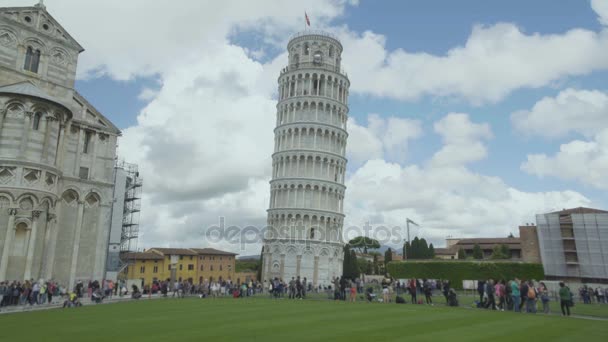 Gente disfrutando de la vista de la Torre de Pisa inclinada y la antigua basílica, emocionante recorrido — Vídeo de stock