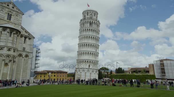 Touristen zu Fuß in der Nähe beliebter Sehenswürdigkeiten in Italien, Pisa-Turm und Kirche, Tourismus — Stockvideo