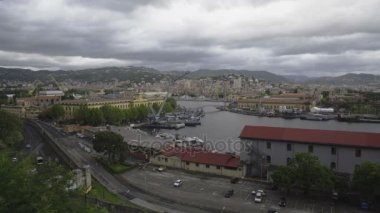 Kötü havalarda Pisa şehir, yol, evler, bağlantı noktası ve river Arno, İtalya