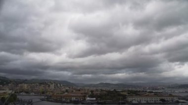 Gri bulutlar Pisa şehri, İtalya eski güzel şehir görünümünü üzerinde uçan