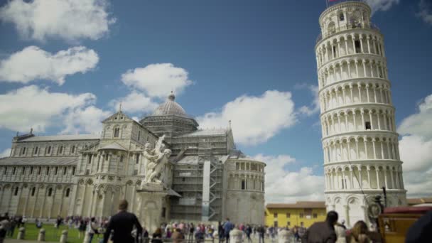 İtalyan tarihi yerler, melekler, katedral ve Leaning Tower of Pisa ile çeşme — Stok video