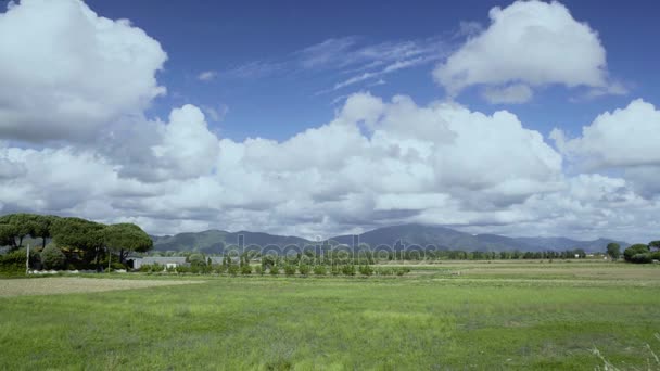 Krásná krajina v Itálii, pohled na trávník, horských a zamračená obloha, letní čas — Stock video