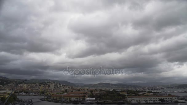 Nuvens cinzentas voando sobre a cidade de Pisa, vista da antiga cidade bonita na Itália — Vídeo de Stock