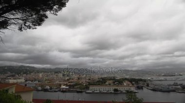Güzel Pisa şehri, bağlantı noktası ile gemi ve İtalya Arno Nehri üzerinde üstten görüntülemek