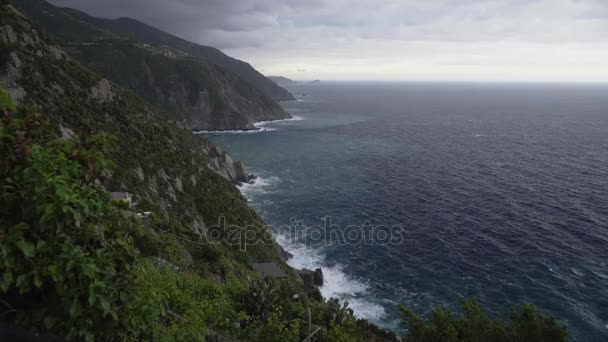 Kust van Cinque Terre, prachtig uitzicht op de rotsen en de zee, geweldig landschap — Stockvideo