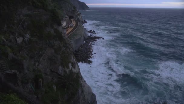 Sziklák, Manarola vasútállomás, a Cinque Terre tengerpartra összetörő hullámok — Stock videók