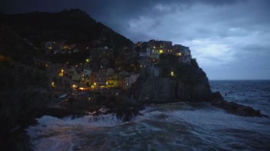 Manarola Köyü ışıklı ev, manzara ile akşam romantik görünümü