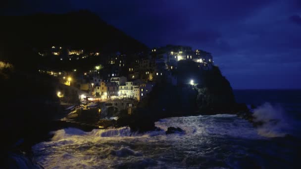 Emozionante vista notturna delle luci in località Manarola in Italia, Isole Cinque Terre — Video Stock