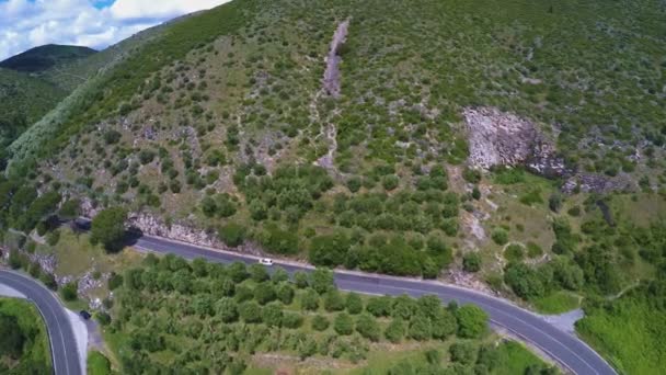 Αυτοκίνητα προχωρώντας εκκαθάριση ορεινών δρόμων, Αεροφωτογραφία του χλοώδεις λόφους — Αρχείο Βίντεο