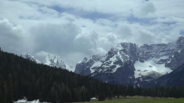 Fascinante panorama de majestuosos Alpes, hermosa atracción turística en Italia — Vídeos de Stock