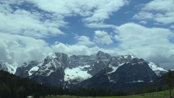 Nubes rebeldes flotando sobre la calma majestuosa cordillera Dolomitas, Italia — Vídeos de Stock