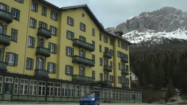 Widok z Grand Hotel Misurina położony poniżej najbardziej ekscytujących ośrodek narciarski w Dolomitach — Wideo stockowe