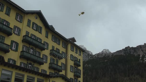 Räddningsteam som flyger i helikopter över bergen, lavin olycksförebyggande — Stockvideo