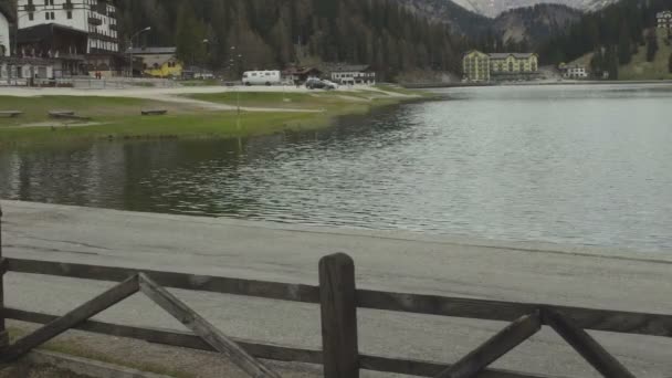 Acogedores hoteles situados a orillas del hermoso lago Misurina a pie de Dolomitas — Vídeo de stock
