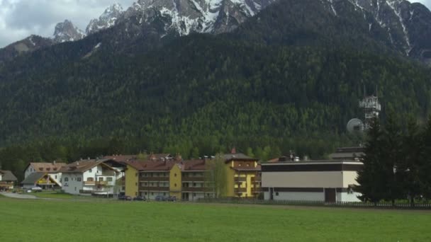 Cottage town at foot of Southern Limestone Alps, mountain recreation in Italy — Stock Video