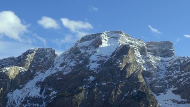 Majestuosas e inaccesibles cumbres montañosas con glaciares bajo cielo azul claro — Vídeo de stock