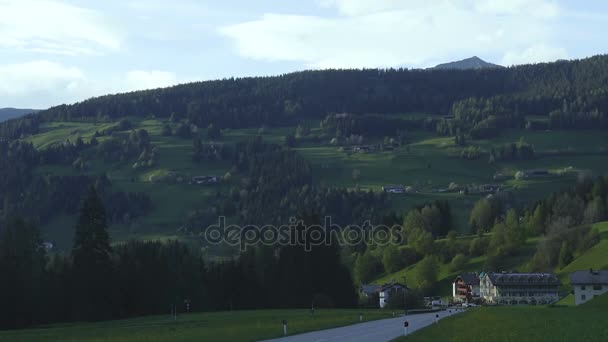 Toeristen reizen door auto's naar het bergdorp, weekend recreatie, time-lapse — Stockvideo