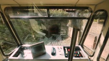 Teleferik karanlık tünel, toplu ulaşım büyük resort City üzerinden gidiyor