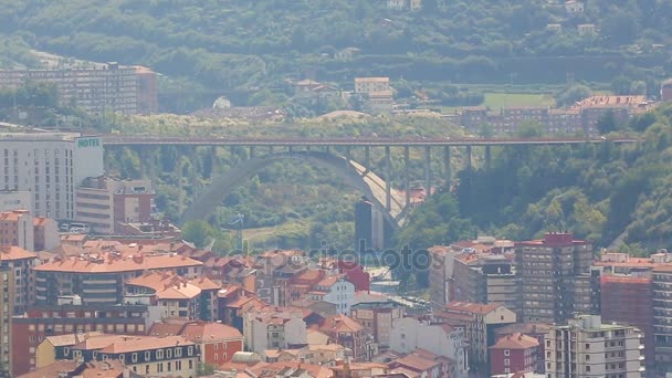 Puente de Miraflores en Bilbao levantándose sobre tejados de edificios, arquitectura española — Vídeos de Stock