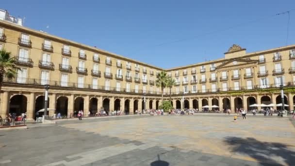 Place devant l'Académie Royale de la Langue Basque à Bilbao, vue panoramique — Video