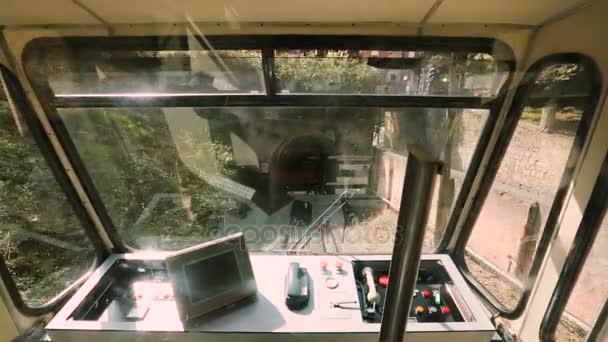 电缆车从黑暗的隧道，在大度假城市公共交通 — 图库视频影像