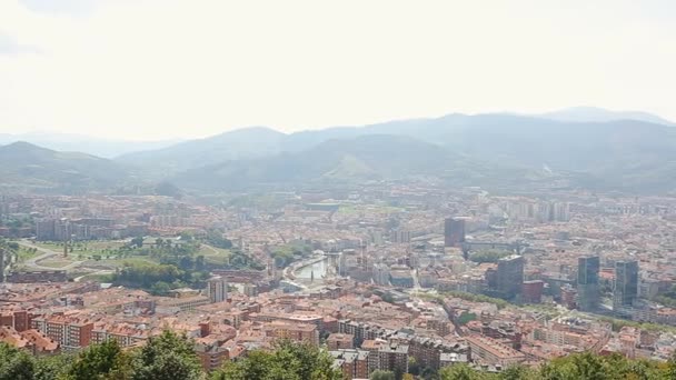 Аэросъемка города Бильбао в Испании, городской пейзаж с горами, панорама — стоковое видео