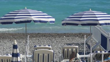 Güneşlenme ve dinlenme zevk sahil plaj, şezlong üzerinde yalan insanlar rahat