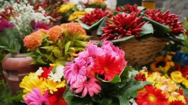 Güzel renkli buketleri ve ikebana, çiçek tasarımı sokak çiçek kiosk