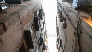 Sokakta Napoli, İtalya evlerin yüksek duvarlar arasında dar geçit görünümünü