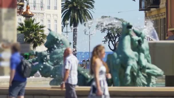 Utsikt över Medelhavet från berömda torget placera massena med fontän, Nice — Stockvideo