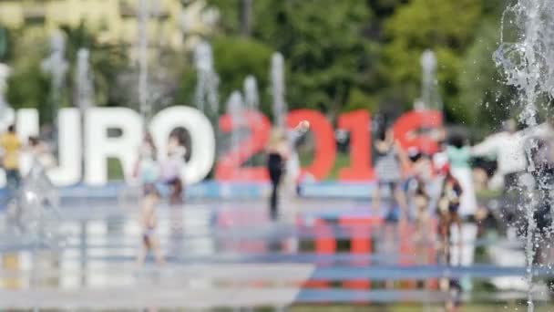 Обезвредил людей, идущих на фоне фонтана с водяным зеркалом в Ницце, Франция — стоковое видео
