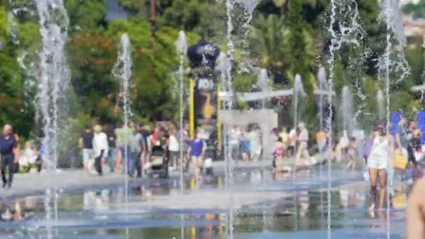 Des ruisseaux d'eau fraîche s'élèvent en répandant des gouttelettes fraîches sur la grande place de la ville — Video