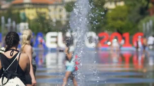 Muitos turistas se reuniram na praça com fonte de espelho de água em Nice, França — Vídeo de Stock