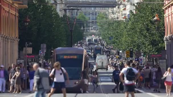 Nice, Fransa - Haziran 2016 yaklaşık: Gezi şehrin. Günlük yoğun hareket şehir ulaşım ve insanlar sokaklarda, Nice, Fransa — Stok video