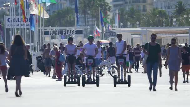 NICE, FRANCIA - CIRCA GIUGNO 2016: Attrazioni turistiche in città. Turisti stranieri che visitano attrazioni turistiche in giro per la città in segway, nuove tecnologie — Video Stock