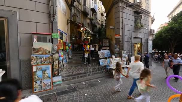 NAPLES, ITALIA - CIRCA JULIO 2014: Turismo en la ciudad. Amistoso trabajador de tienda en traje colorido invitando a la gente a visitar la exposición de arte — Vídeos de Stock