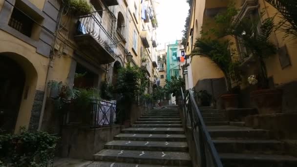 Quartier résidentiel lumineux et vert dans le centre de Naples, logement locatif pas cher — Video