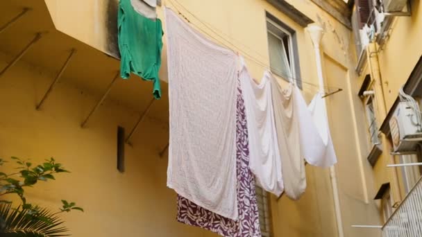 Klassieke Italiaanse straat met lage gezellige huizen en Wasserij op balkons, volgorde — Stockvideo