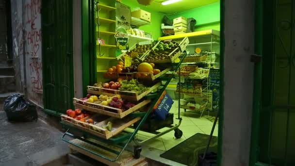 Naples, İtalya - Temmuz 2014 yaklaşık: Gezi şehrin. Taze meyve, uygun fiyatlarla, perakende ticaret sunan sokak tezgahları — Stok video