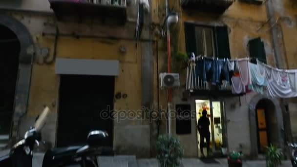 Shabby distrito de la ciudad italiana con un montón de ropa limpia secado en los balcones — Vídeo de stock