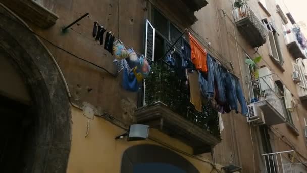 Zchátralé rezidenční komplex s hromadami prané prádlo Sušící regál na balkony — Stock video