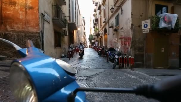 Жители Неаполя движутся по узким улочкам на мопедах и мотоциклах — стоковое видео