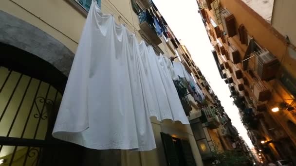 Узкая улица Неаполя, самый опасный и преступный город Италии, вид снизу — стоковое видео