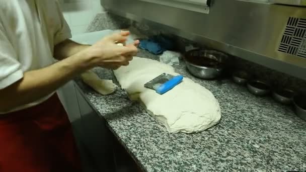 Опытный итальянский шеф-повар делает тестовые шарики для пиццы, придерживаясь секретного рецепта — стоковое видео