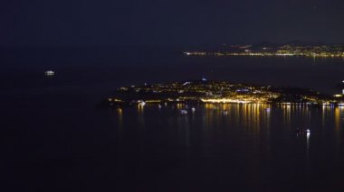 Gece Monaco harbor, yelkenli yat mekanı gösteren, hava atış