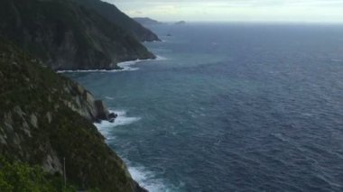 Cinque Terre'nin sahil şeridi, kötü hava koşulları, manzara Manarola kasabadan görüntülemek